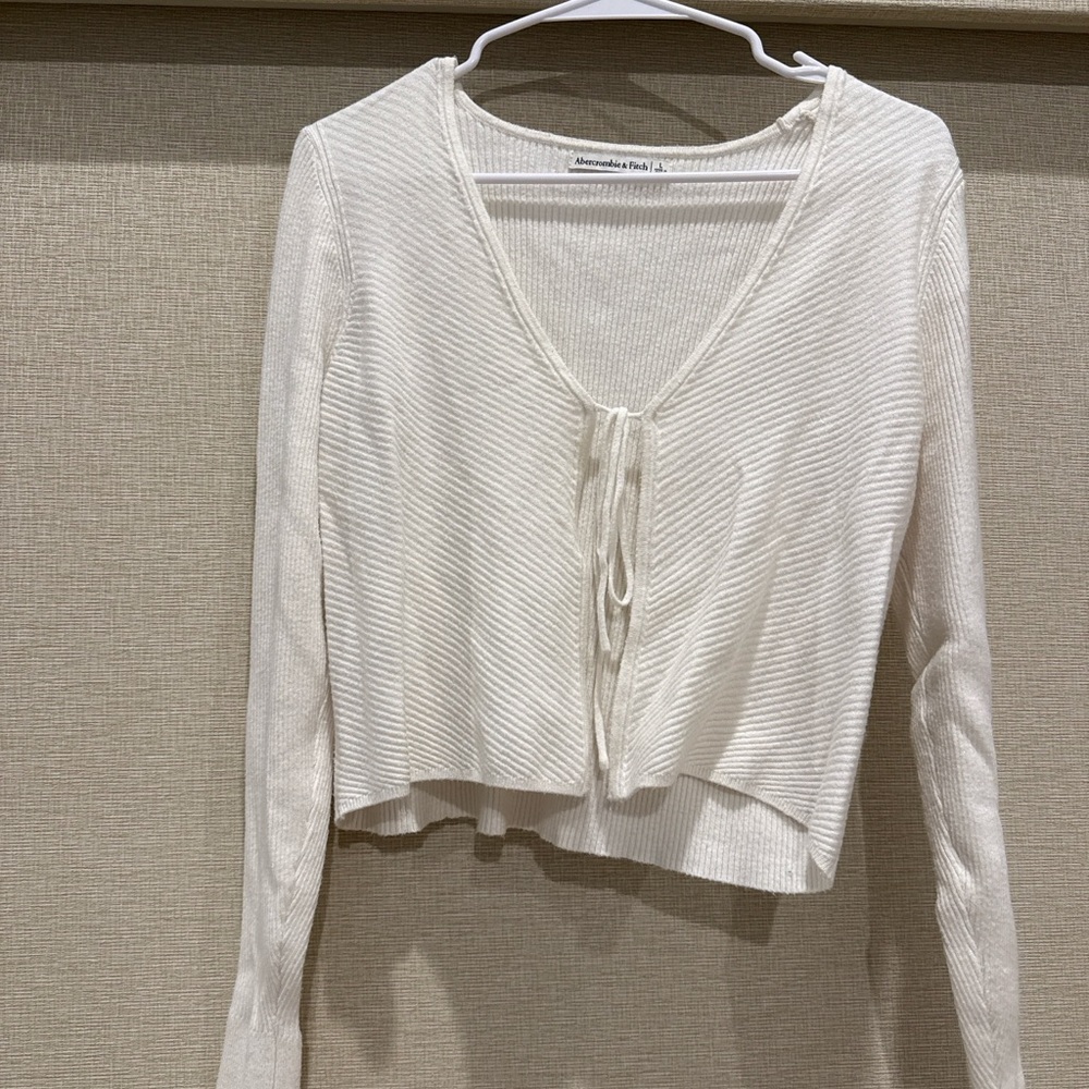 Abercrombie & Fitch – Tie-Front Cropped Cardigan